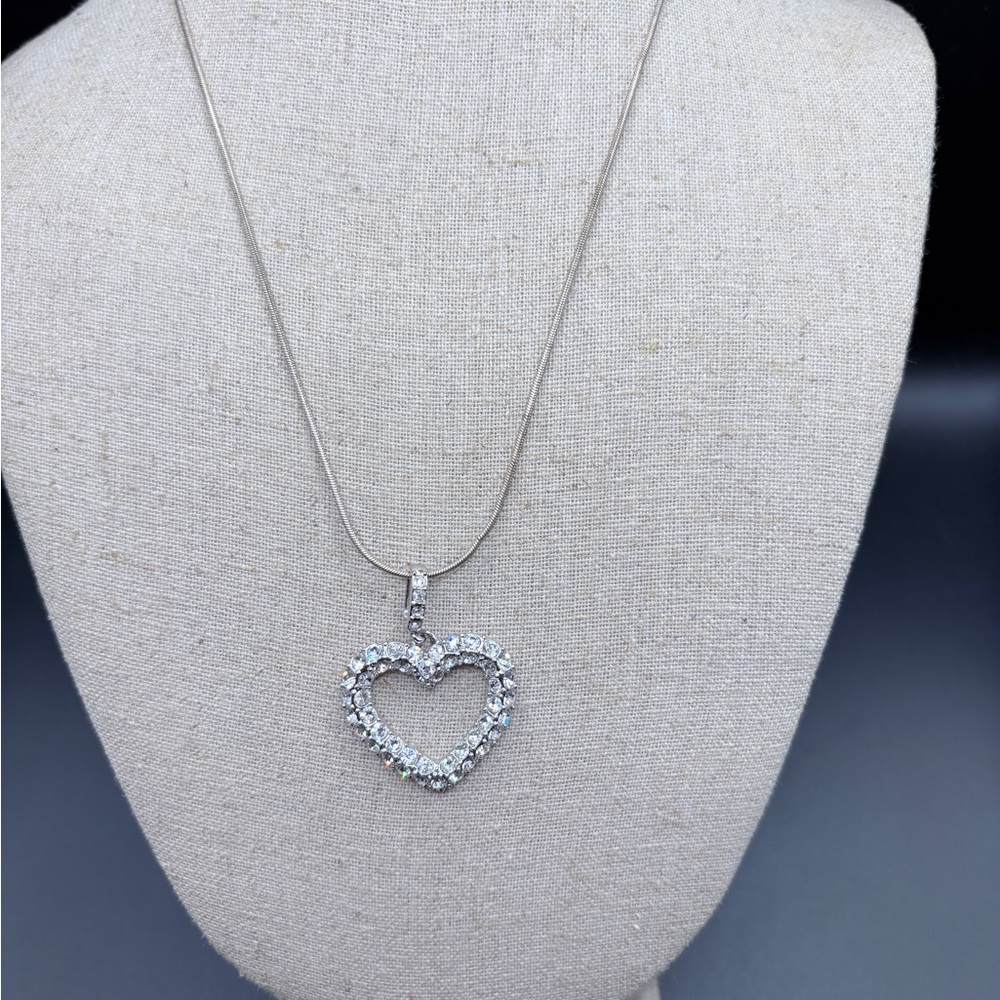 Elegant Silver Necklace with Heart Pendant and Sparkling Stones